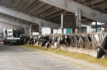 Krmný vůz Faresin je poháněn lithiovou baterií o výkonu 91,3 kW a kapacitě 210 Ah.